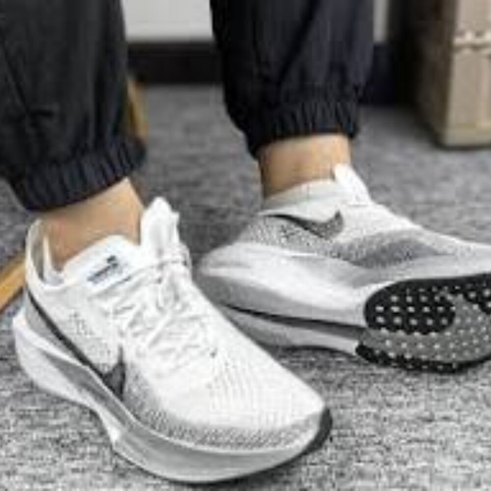 Nike ZoomX Vaporfly 3 size 11.5 DV4129 100, super light and perfect for running.